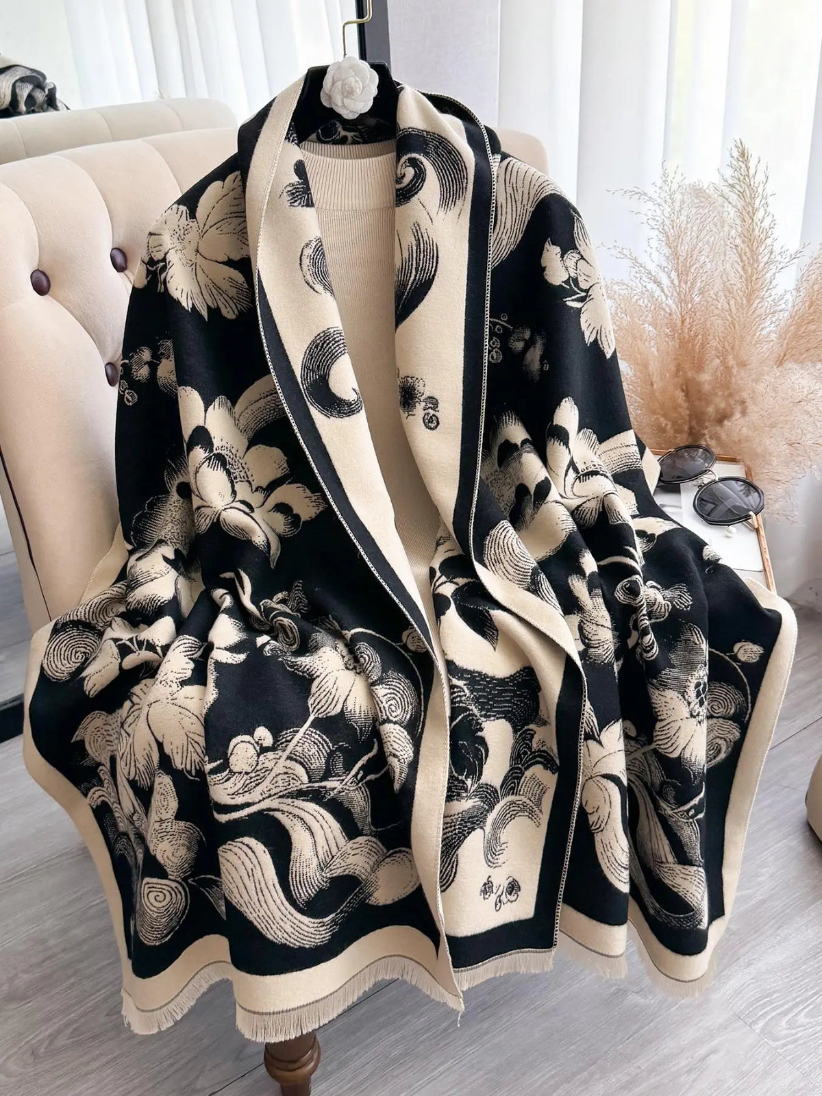 🌸🌸Women's Floral Pattern Raw Trim Shawl